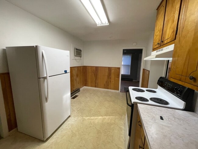 Building Photo - 2 bed/ 1 bath duplex with Carport