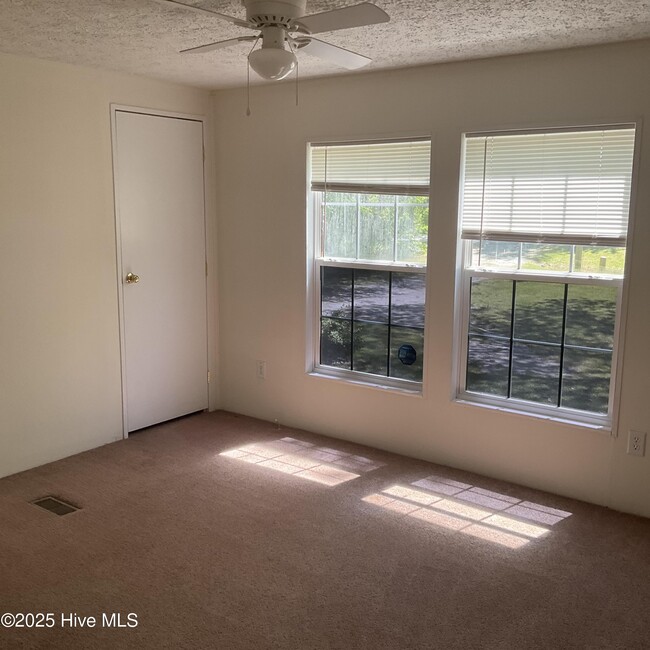 Building Photo - 162 Ranchland Dr