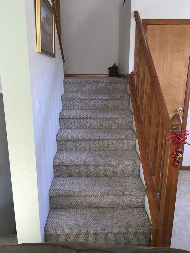 Building Photo - Beautiful 3 bedroom, 2.5 bath Townhome wit...