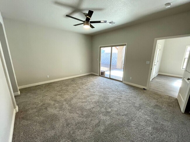 Building Photo - Beautiful 3 Bedroom 2 Bathroom Home! *HOME IS CURRENTLY OCCUPIED, PLEASE DO NOT DISTURB THE TENANT*