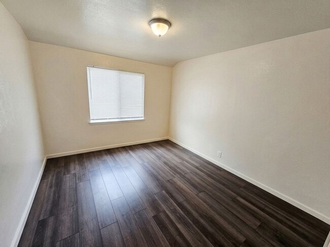 Building Photo - Recently Remodeled 1 Bedroom Duplex Unit Looking for a new tenant!