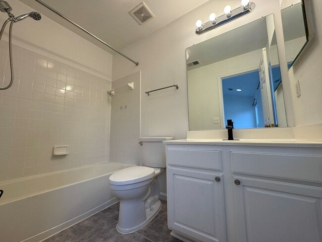 Building Photo - Spacious 2 Primary Beds 1 Den 3.5 Bath Townhome In Vibrant Sycamore Hill