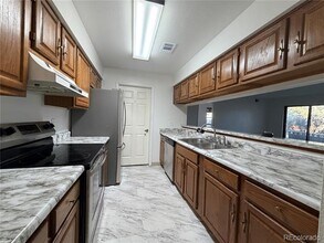 Building Photo - 12043 W Cross Dr