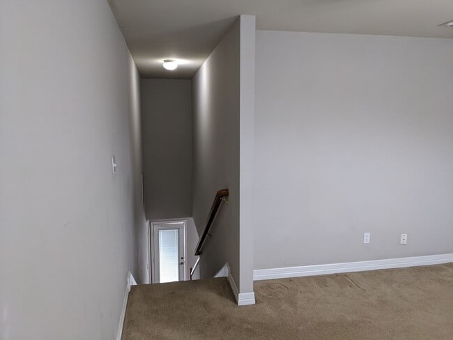 Building Photo - 5805 Thompson Pl