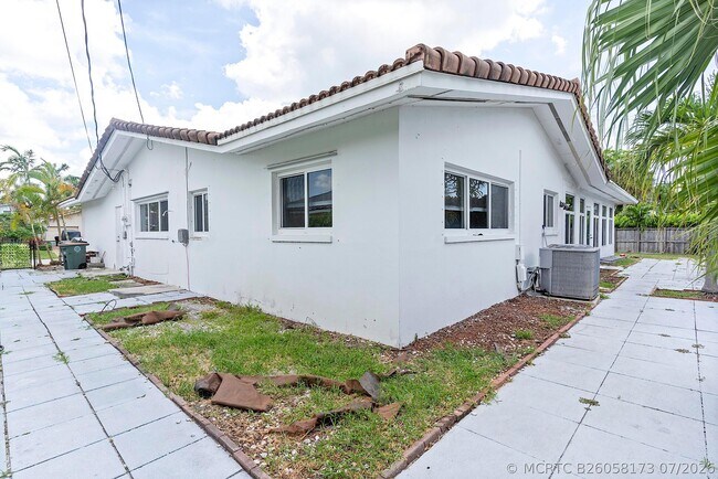Building Photo - 2910 NE 40th Ct