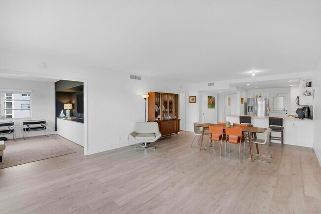 Building Photo - 2800 N Palm Aire Dr