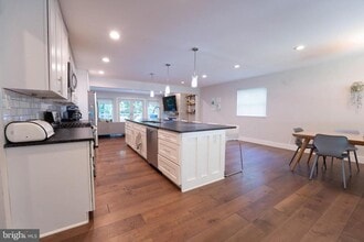Building Photo - 1710 Mark Ln
