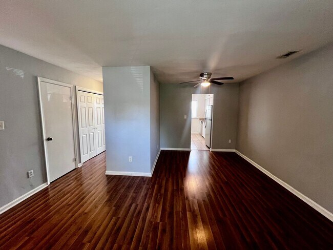 Building Photo - Charming Townhome in the Heart of Virginia Beach