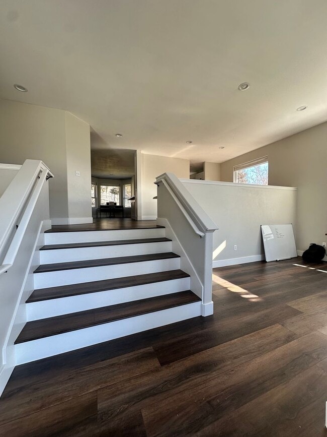 Building Photo - Spacious Multi-Generational Home with Stunning Views – 5 Bed, 3 Bath