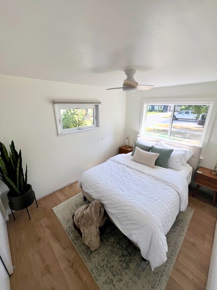 Guest bedroom #1 with closet, lamps, nightstands and a ceiling fan - 920 Oak St