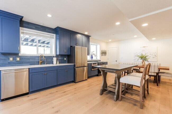 Building Photo - 6 Bed/6 Bathroom house in Riverton
