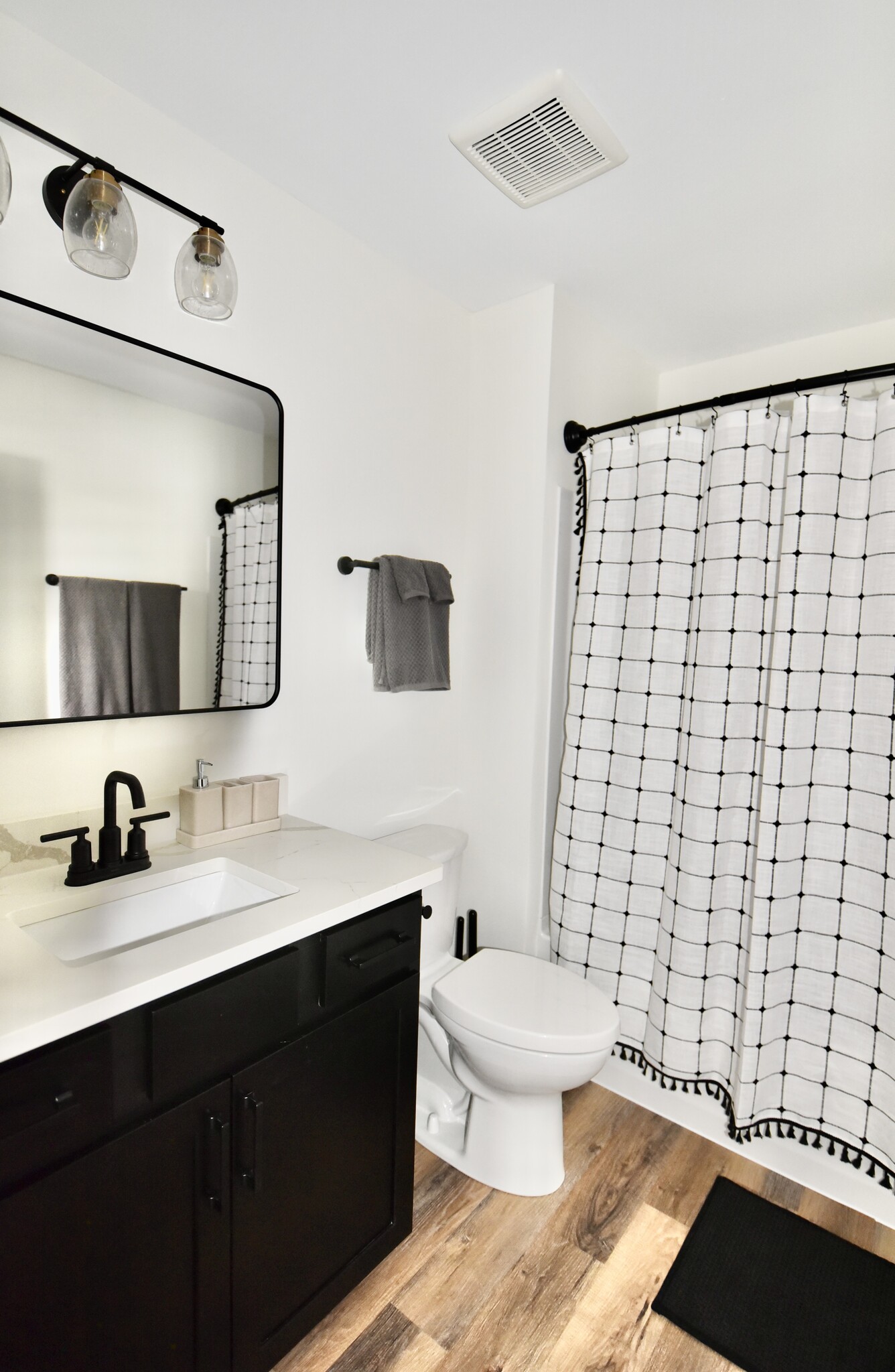 Primary ensuite bathroom. Vanity and shower/tub combo - 101 W Broadway St
