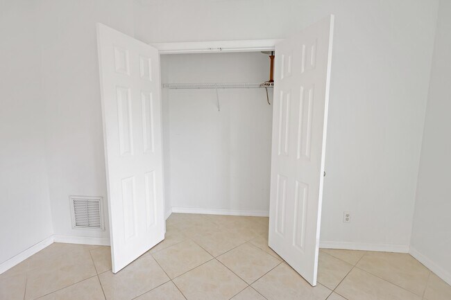 Building Photo - 1915 Westminster Cir