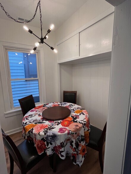 Primary Photo - 1518 W Augusta Blvd