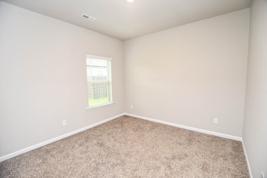 Building Photo - 102 Duskwood Dr