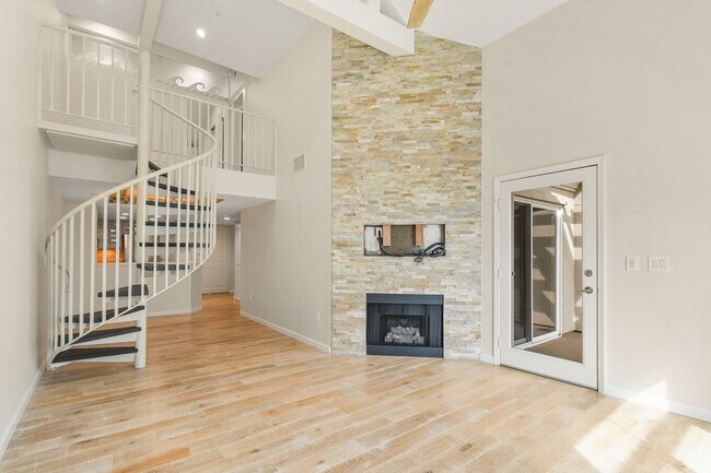 Building Photo - Penthouse 1BR + Loft w/ Bonus Room | 2 Baths | Laundry | 2 Parking | Walk to Balboa Park