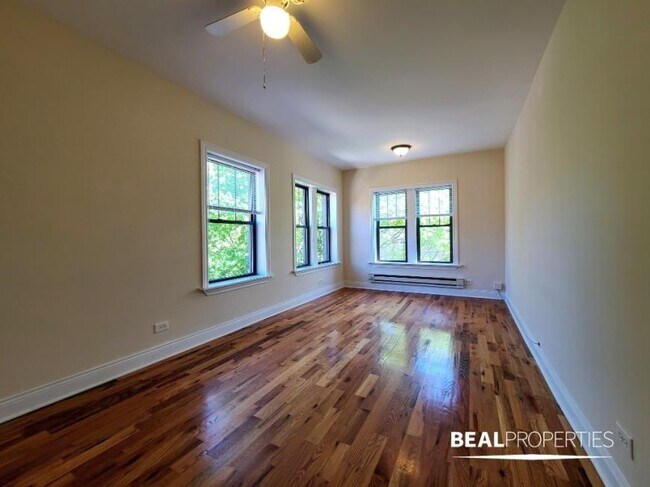 Building Photo - 2 bedroom in CHICAGO IL 60657