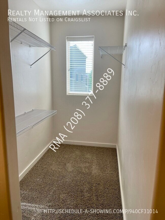 Building Photo - Gorgeous Townhouse Located in Meridian Nea...