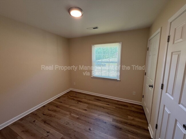 Building Photo - 5208 Larkspur Dr