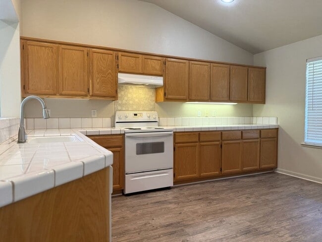Building Photo - Available Now! Spacious home located in North Merced