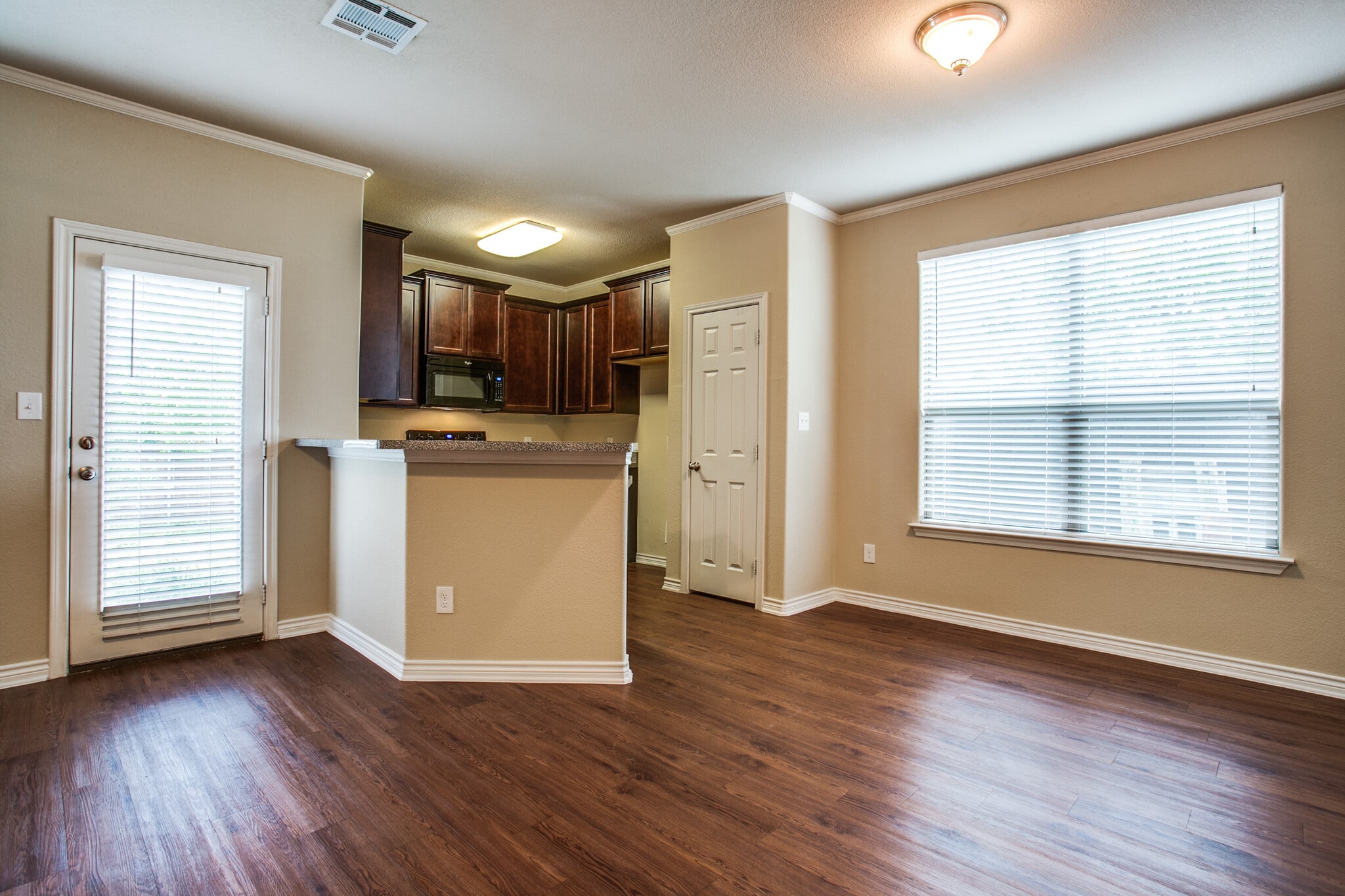 Building Photo - 417B Castleridge Dr