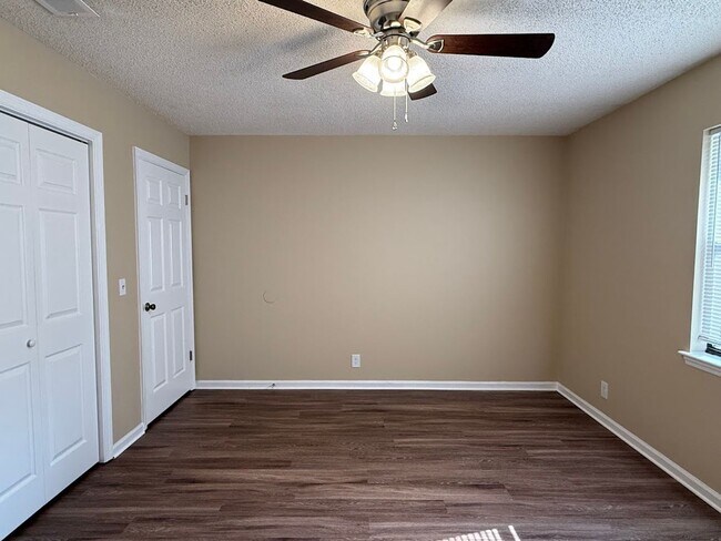 Building Photo - 302 Pinedale Dr