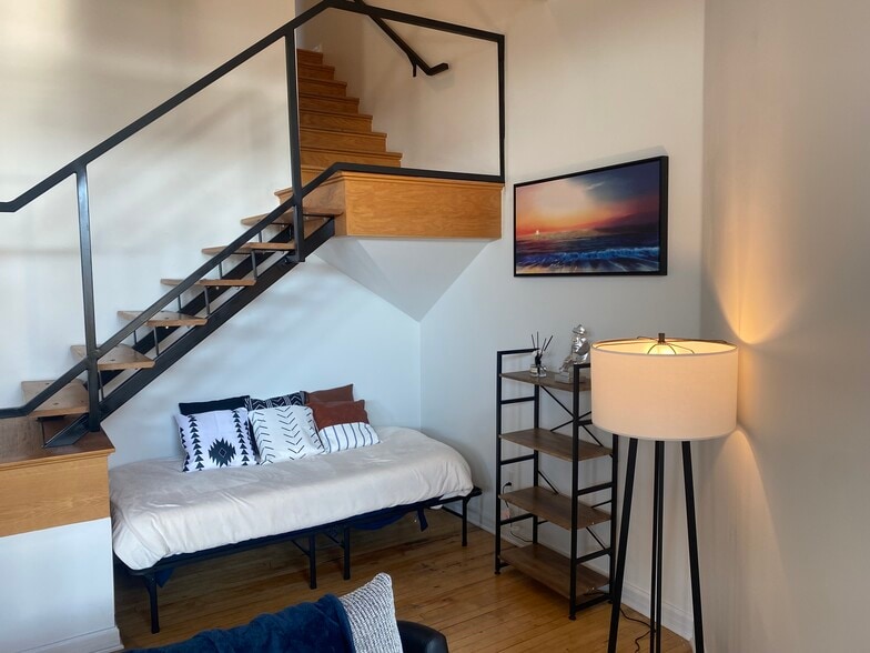 Building Photo - 215 W Maple St