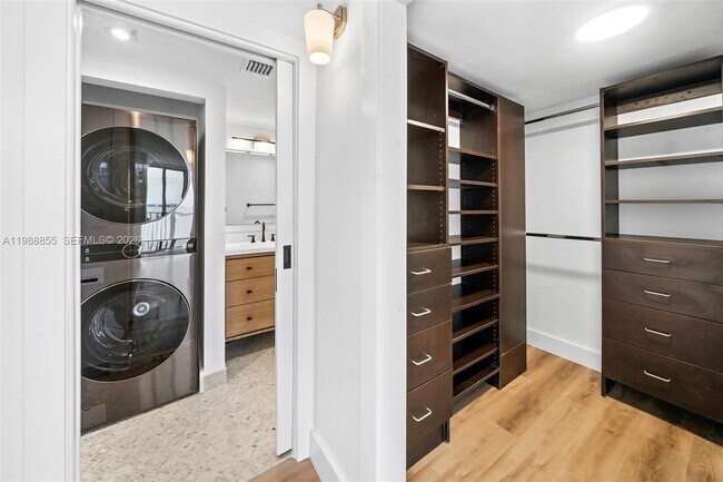 Building Photo - 7601 E Treasure Dr