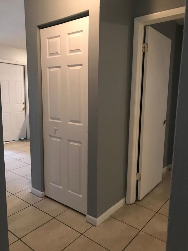 Building Photo - SPACIOUS RANCH STYLE 3 BEDROOM 2 FULL BATH...