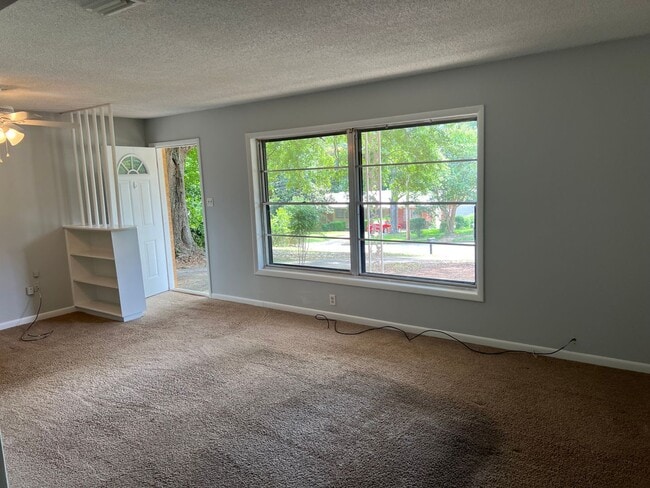 Building Photo - 205 Morgan- Available NOW