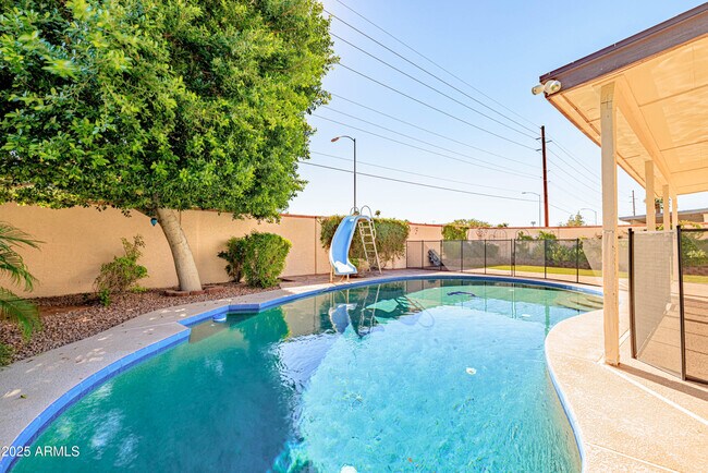 Building Photo - 2547 W Naranja Ave