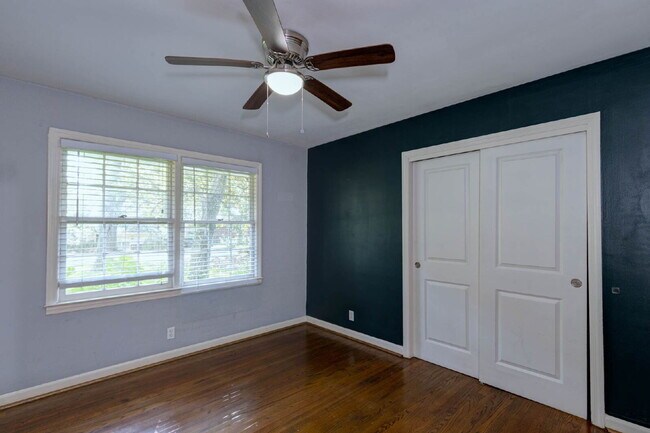 Building Photo - Available Now!| 3BR/2BA Midtown Brick Ranch | Lawn Care, Pest Control & W/D Included | Clubview /...