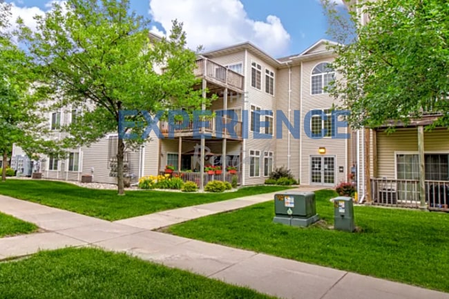 Building Photo - 7438 S Louise Ave