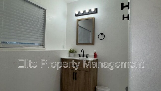 Building Photo - 1150 S Los Charros Dr