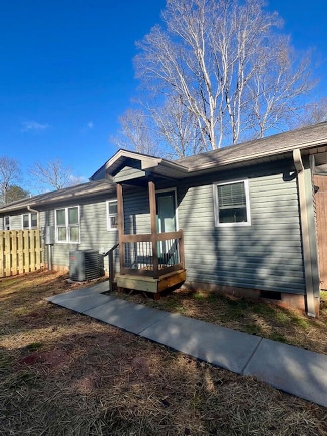 Building Photo - Black Mountain Rental-Fabulous Location!