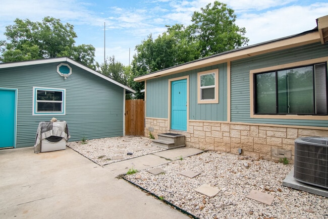 Building Photo - 560 W Highland Blvd