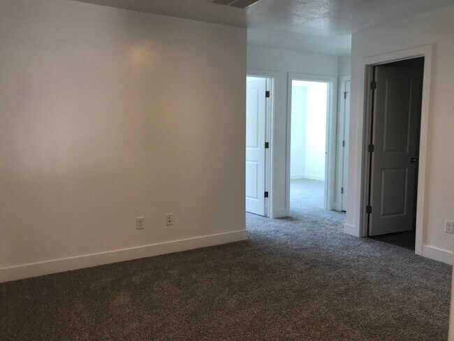 Building Photo - 417 W 40 S