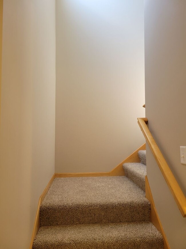 Building Photo - 3 Bedroom Townhouse - Middle Unit