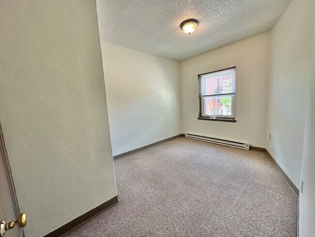 Building Photo - 414 Dousman St