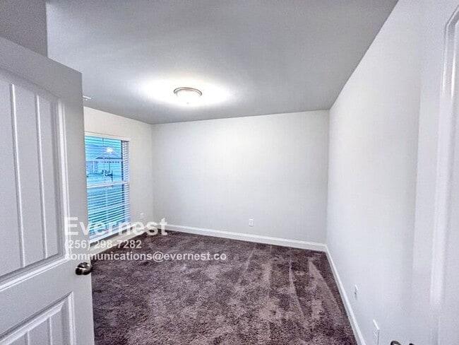 Building Photo - 4-Bedroom, 2-Bathroom Home with Modern App...