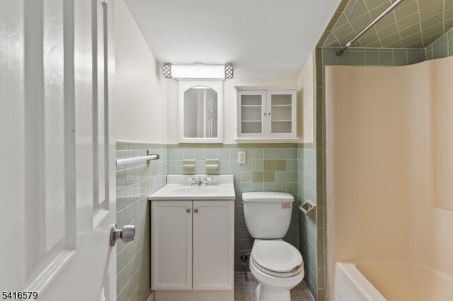 Building Photo - 146 Main St