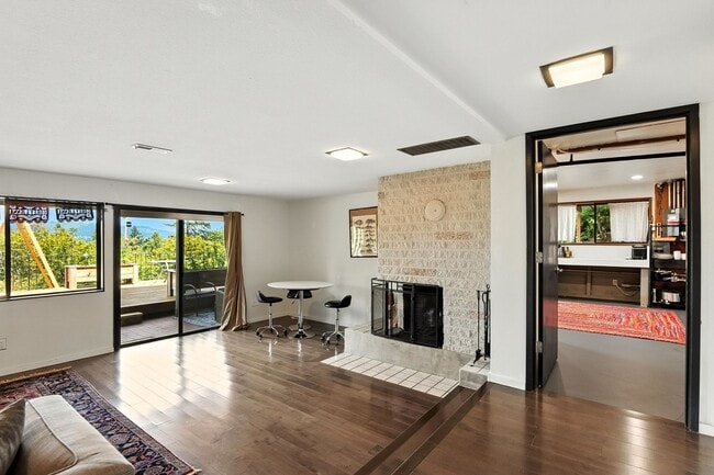 Building Photo - Stunning 1 Bed + Bonus Room/1 Bath Lower-L...