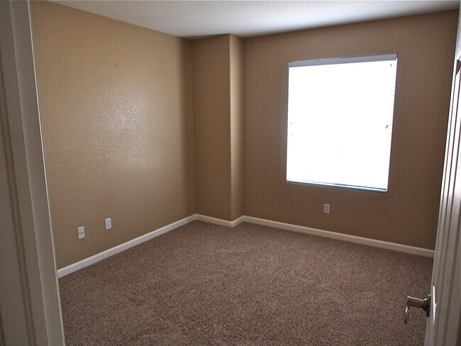 Building Photo - The Meadows Deceptively Spacious w/3BD plus Large Loft! Available Now.