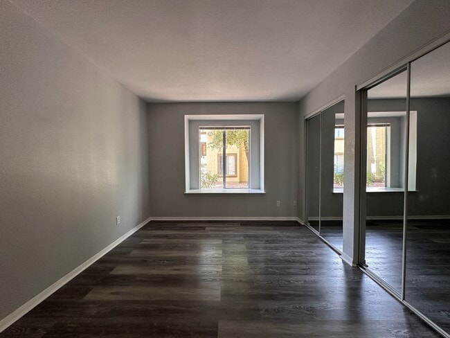 Building Photo - Updated 2 bed 2 bath Condo