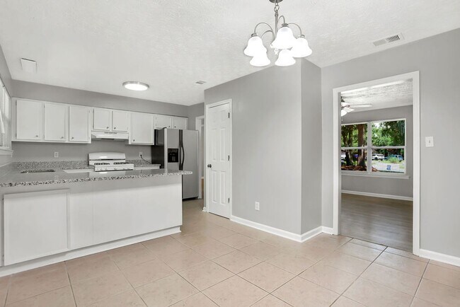 Building Photo - 3 bedroom 2 bath home in Village Green