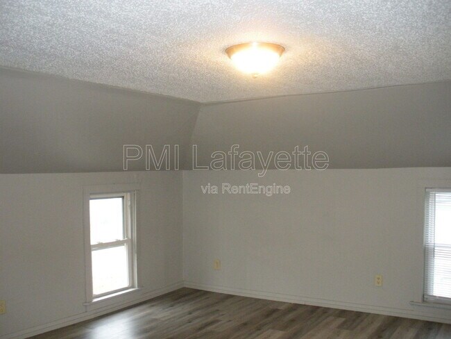 Building Photo - 106 E Vine St