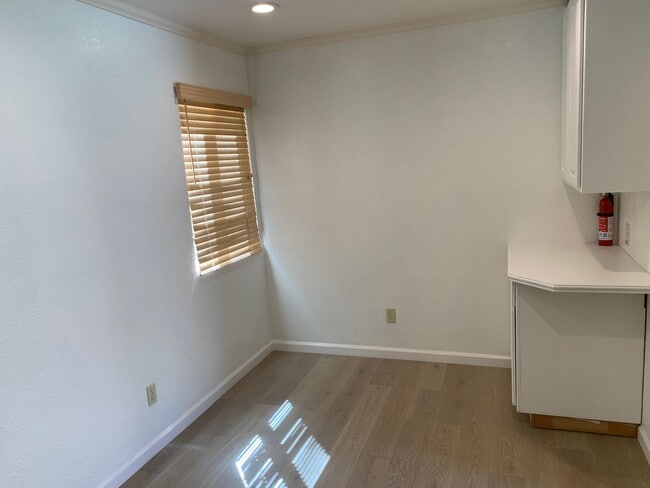 Building Photo - Back to School Two Weeks Free Rent! Darling condo in a great community with amenities