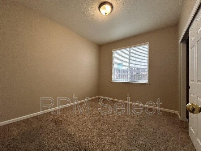 Building Photo - 1724 Magenta Dr