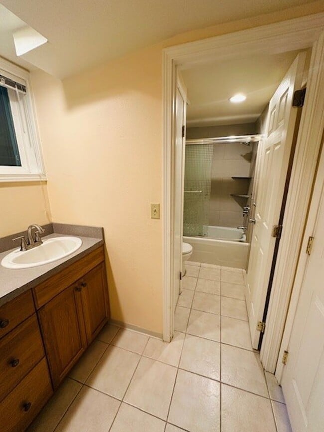 Building Photo - 2Bd/1Ba Seattle Home