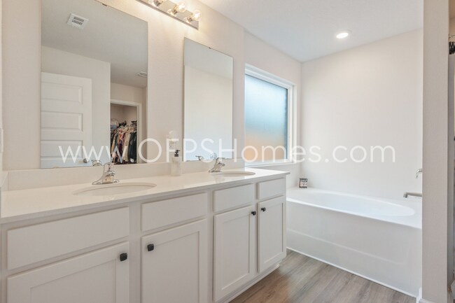 Building Photo - CRESTVIEW 4BED/2BATH - AVAILABLE JUNE 1ST!